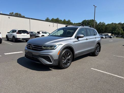 Used 2023 Volkswagen Tiguan SE FWD image 2