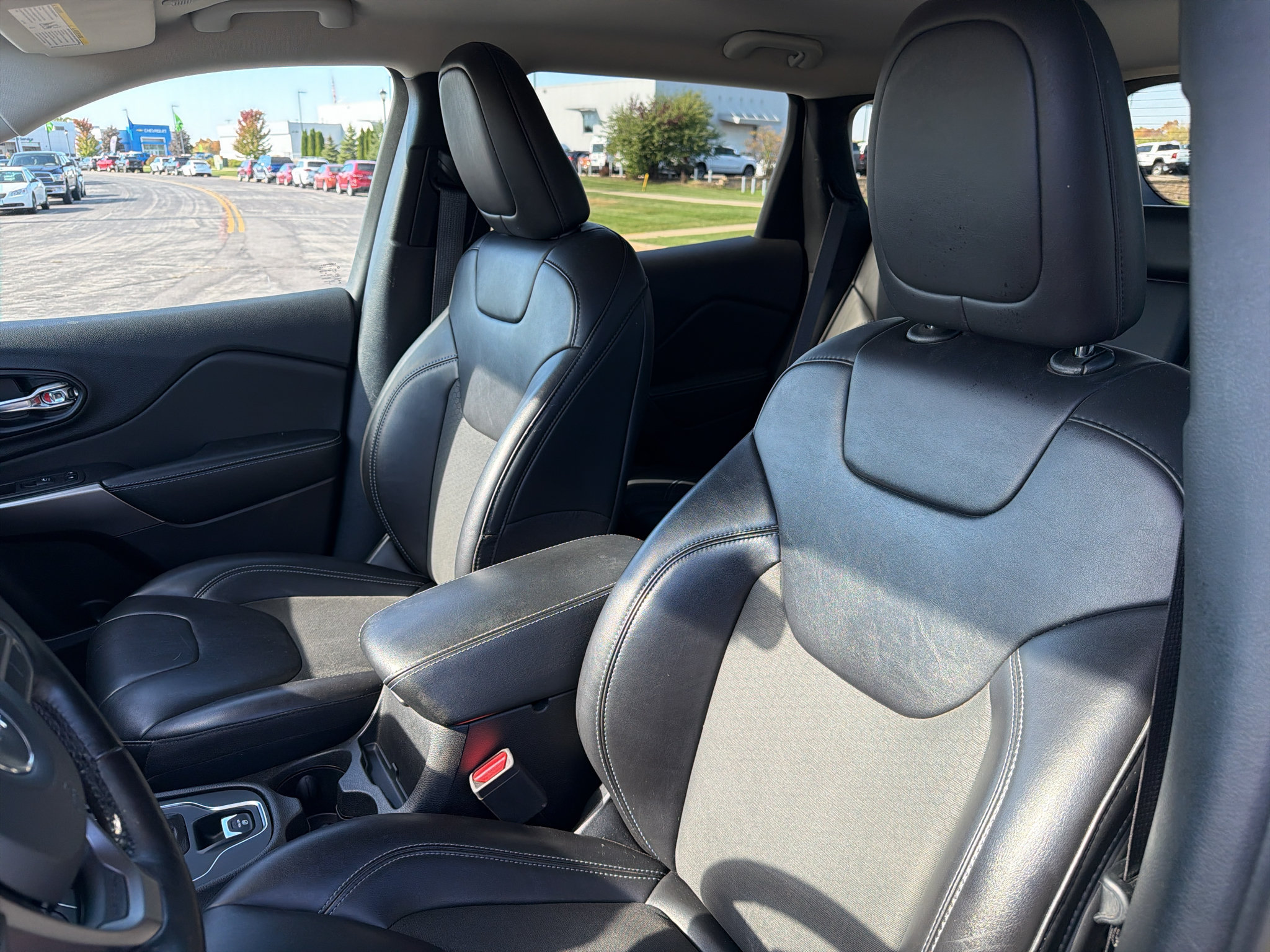 Used 2020 Jeep Cherokee Latitude Plus w/ Cold Weather Group AWD/4WD image 16