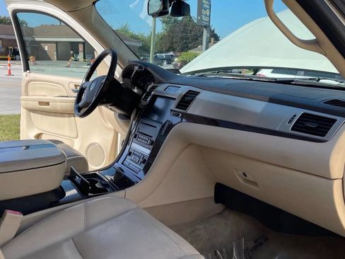 Used 2007 Cadillac Escalade AWD w/ Information Package image 27
