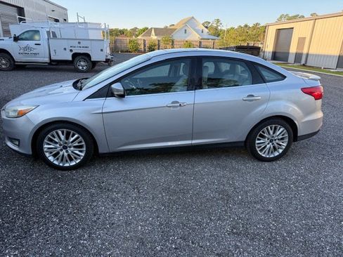 Used 2017 Ford Focus Titanium FWD image 3