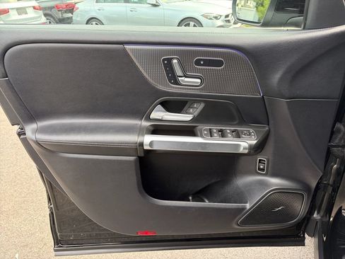 Used 2021 Mercedes-Benz GLB 250 4MATIC image 17