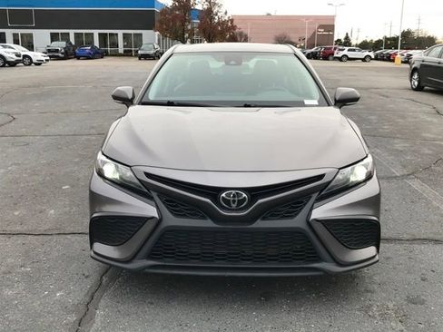 Used 2022 Toyota Camry SE image 3