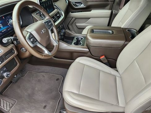 Used 2023 Chevrolet Tahoe Z71 w/ Luxury Package AWD/4WD image 4