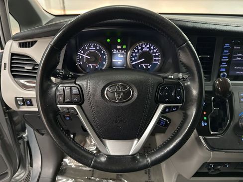 Used 2019 Toyota Sienna XLE image 13