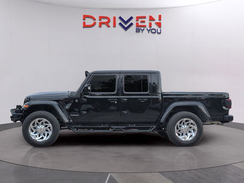 Used 2023 Jeep Gladiator Overland image 2