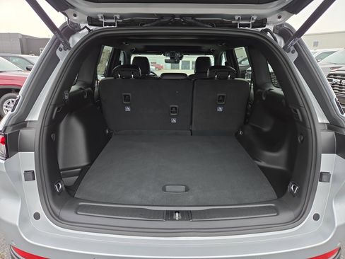 New 2025 Jeep Grand Cherokee Laredo image 8