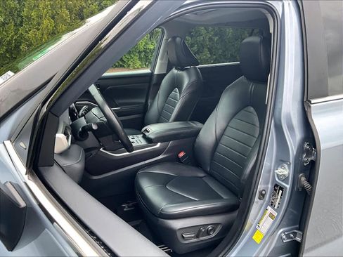 Used 2023 Toyota Highlander XLE image 10
