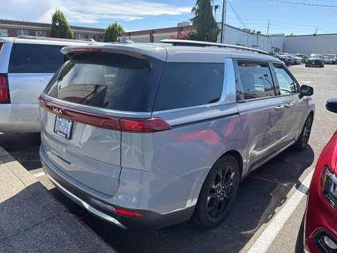 Used 2022 Kia Carnival SX Prestige FWD image 4