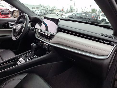 Used 2025 Jeep Compass Limited image 11
