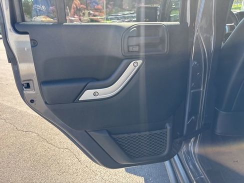 Used 2016 Jeep Wrangler Unlimited Rubicon image 14