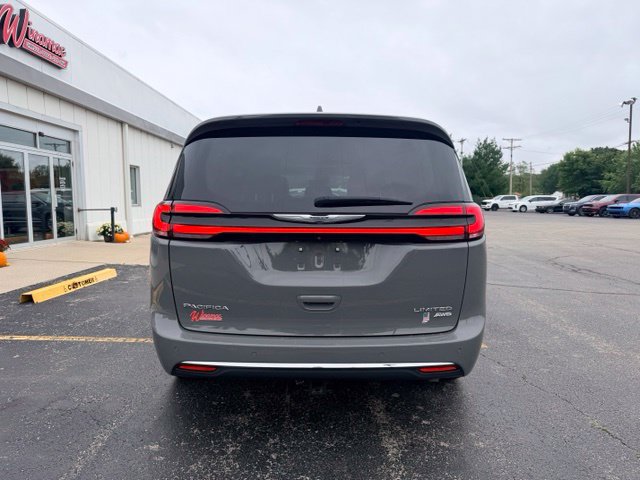 Used 2022 Chrysler Pacifica Limited w/ Uconnect Theater Family Group AWD/4WD image 7