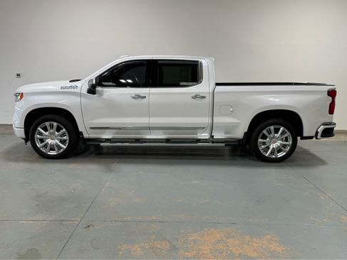 Used 2022 Chevrolet Silverado 1500 High Country w/ High Country Premium Package AWD/4WD image 2