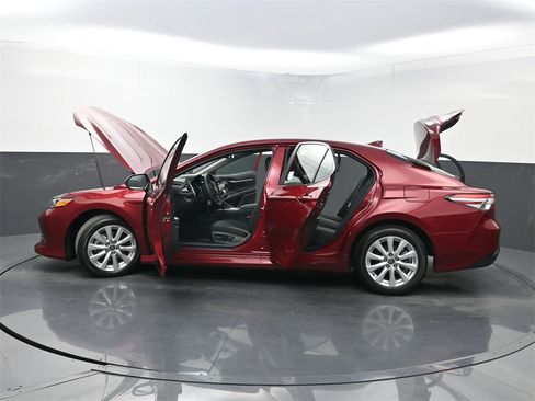 Used 2020 Toyota Camry LE image 36