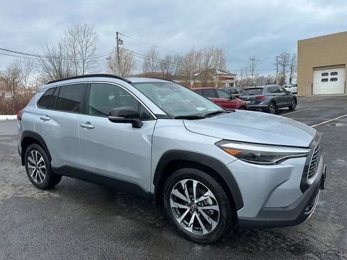 Used 2025 Toyota Corolla Cross XLE image 1