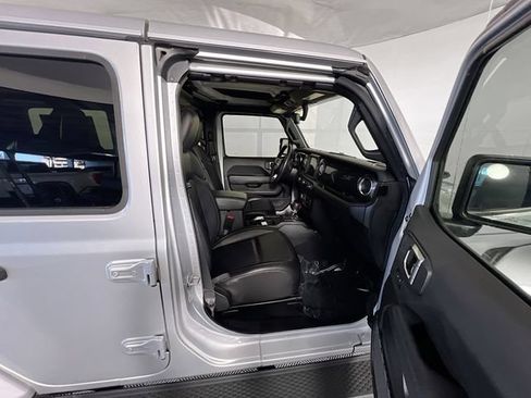 Used 2022 Jeep Wrangler Unlimited Sahara AWD/4WD image 31