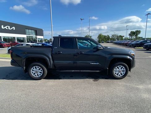 Used 2025 Toyota Tacoma SR5 AWD/4WD image 8