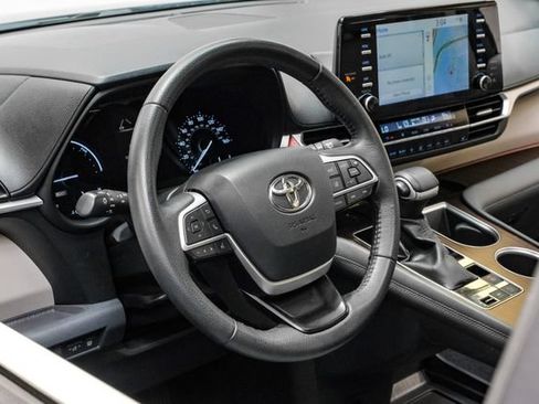 Used 2022 Toyota Sienna XLE w/ XLE Plus Package AWD/4WD image 25