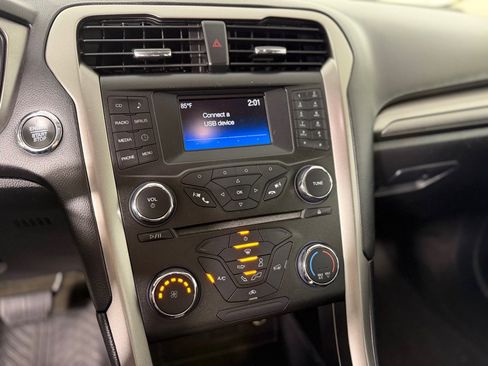 Used 2018 Ford Fusion SE image 12