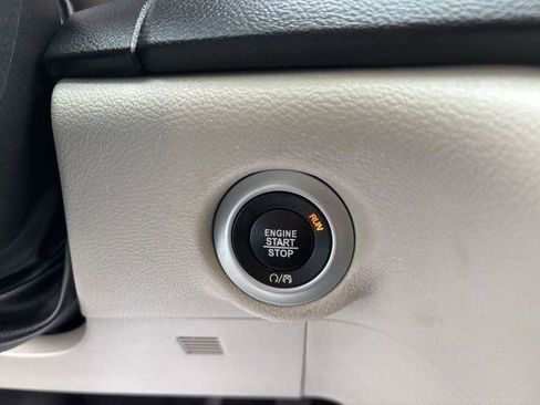 Used 2020 Chrysler Voyager Lxi image 20