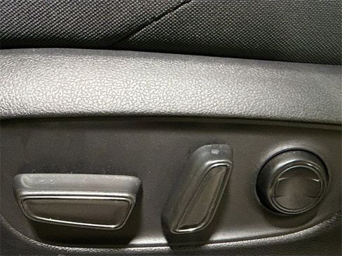 Used 2023 Toyota Venza LE image 21