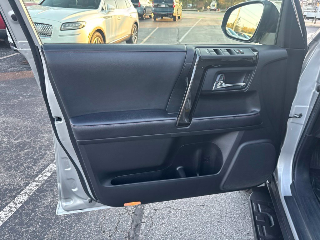 Used 2020 Toyota 4Runner Venture w/ Moonroof Package AWD/4WD image 15