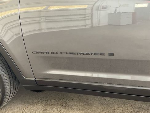 Used 2023 Jeep Grand Cherokee L Laredo image 10