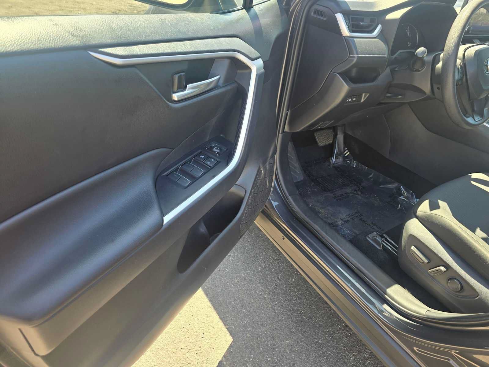 Used 2025 Toyota RAV4 XLE FWD image 21