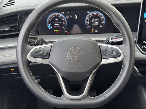 Used 2025 Volkswagen Tiguan S image 13