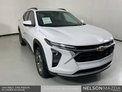 Used 2024 Chevrolet Trax LT FWD image 3