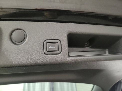 Used 2023 Chevrolet Equinox LT image 25