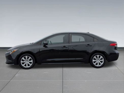 Used 2022 Toyota Corolla LE image 3