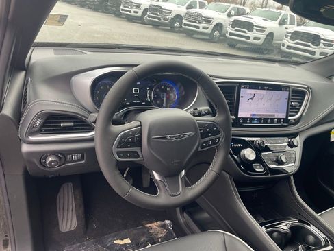 New 2026 Chrysler Pacifica Limited image 11