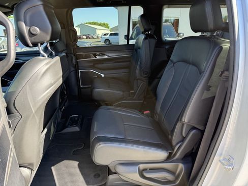 Used 2024 Jeep Wagoneer Series III AWD/4WD image 13