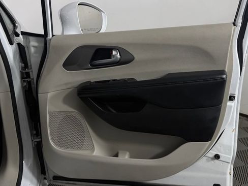 Used 2019 Chrysler Pacifica Limited FWD image 33