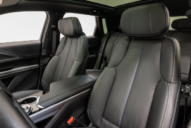 Used 2024 Cadillac Lyriq Luxury AWD/4WD image 9