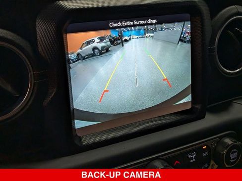 Used 2018 Jeep Wrangler Unlimited Sahara AWD/4WD image 27