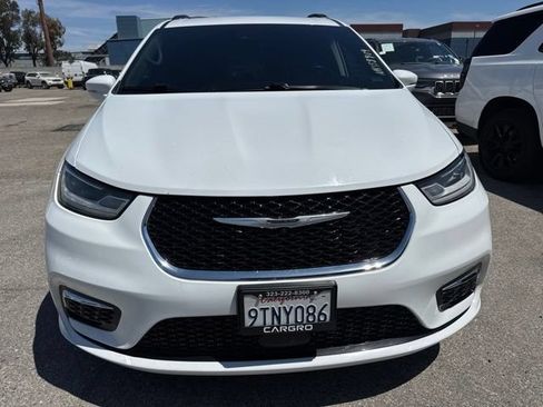 Used 2022 Chrysler Pacifica Touring-L FWD image 2