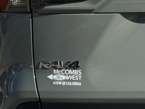 Used 2023 Toyota RAV4 XLE Premium image 8