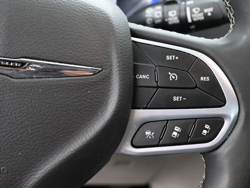 Used 2023 Chrysler Pacifica Touring-L FWD image 41