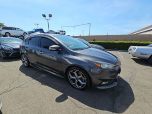 Used 2018 Ford Focus ST FWD image 3