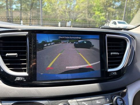 Used 2024 Chrysler Pacifica Touring-L FWD image 9