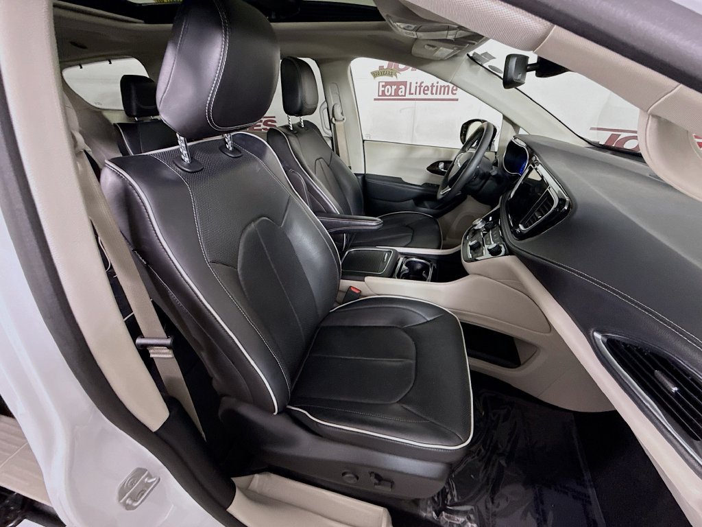 Used 2023 Chrysler Pacifica Limited AWD/4WD image 34