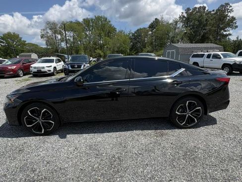 Used 2023 Nissan Altima 2.5 SR AWD/4WD image 2