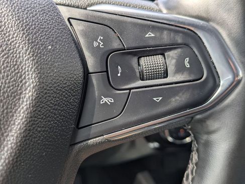 Used 2025 Chevrolet Trax LT w/ LT Convenience Package FWD image 25