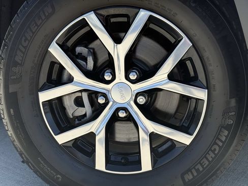Used 2025 Jeep Grand Cherokee L Limited AWD/4WD image 9