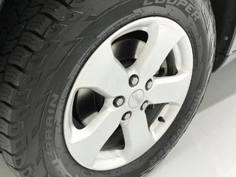 Used 2012 Jeep Grand Cherokee Laredo AWD/4WD image 16
