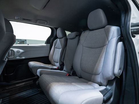 Used 2025 Toyota Sienna LE AWD/4WD image 33