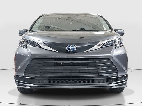 Certified 2025 Toyota Sienna LE image 2