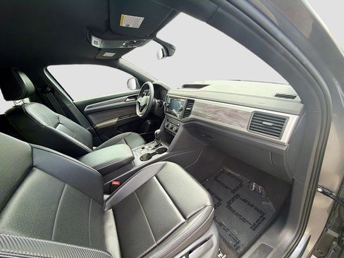Used 2022 Volkswagen Atlas Cross Sport SE image 32