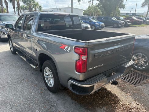 Used 2022 Chevrolet Silverado 1500 LT AWD/4WD image 4